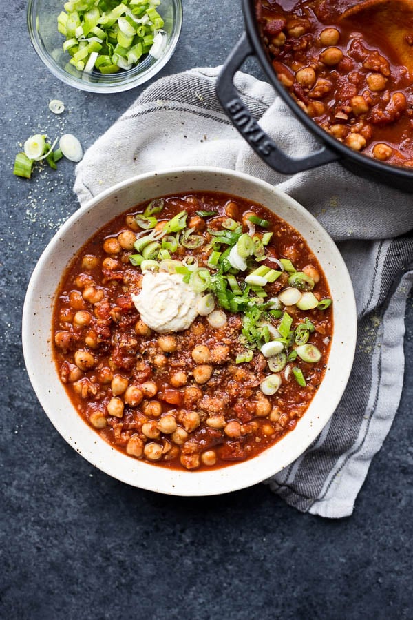 20 Minute Vegan Buffalo Chickpea Chili: A warm, comforting, and spicy chili that takes only 20 minutes to make! Perfect for a cold winter day. || fooduzzi.com recipe #chili #vegandinner #easydinner