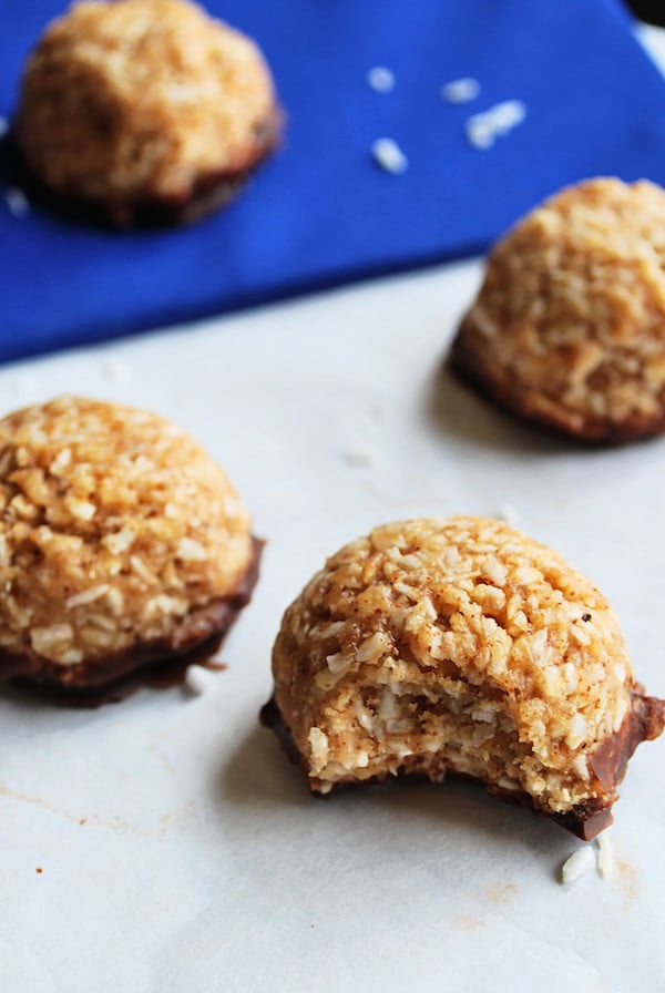 Almond Joy Macaroons || fooduzzi.com recipes