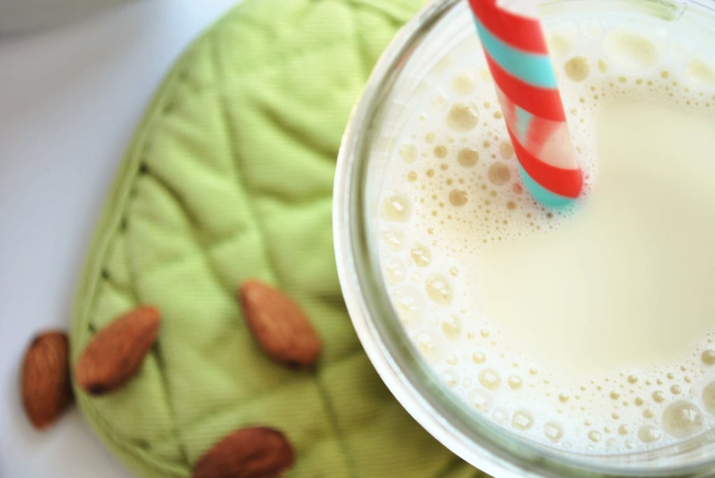 Turmeric Date Almond Milk: Spiked with anti-inflammatory turmeric and sweet dates, this homemade gluten free and vegan almond milk takes just minutes to make! || fooduzzi.com