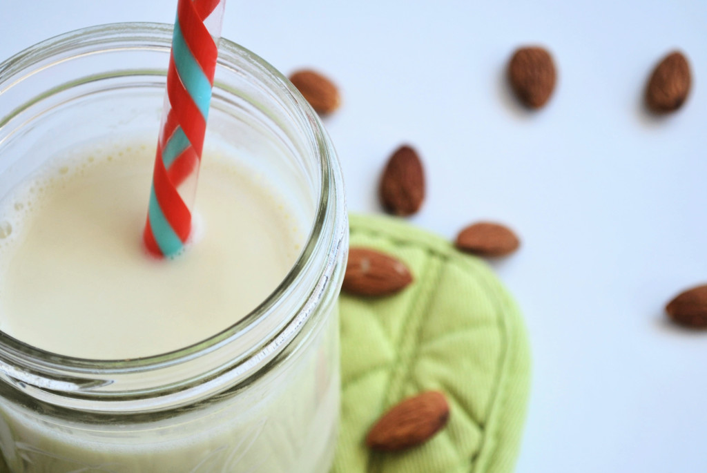 Turmeric Date Almond Milk: Spiked with anti-inflammatory turmeric and sweet dates, this homemade gluten free and vegan almond milk takes just minutes to make! || fooduzzi.com