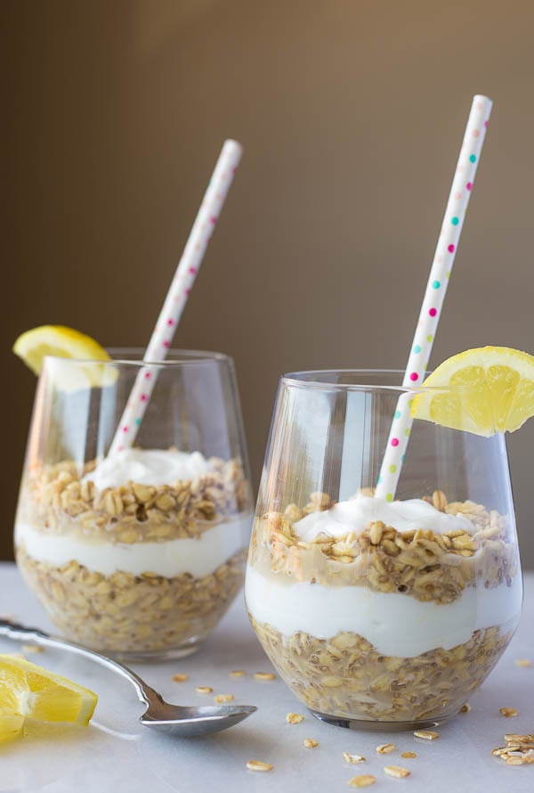 Arnold Palmer Overnight Oatmeal: a quick and easy summer breakfast! It's made gluten free and vegan from oats, coconut cream, iced tea, and lemon! || fooduzzi.com recipes