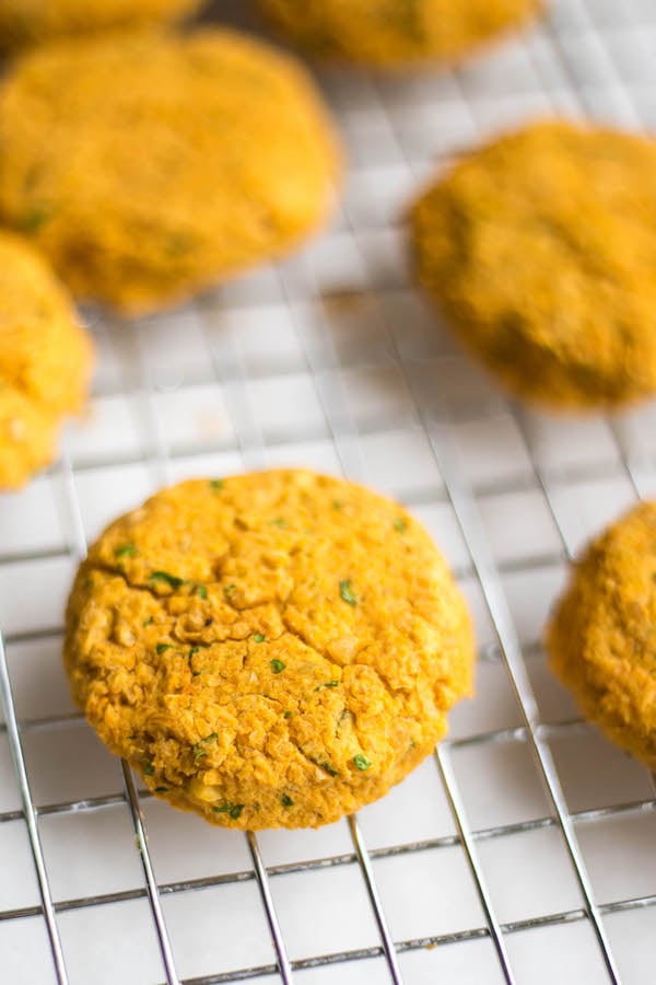 Easy Baked Buffalo Falafel: This 20-minute meal is gluten free, vegetarian, and vegan, and it's perfect for any Meatless Monday meal! || fooduzzi.com recipes