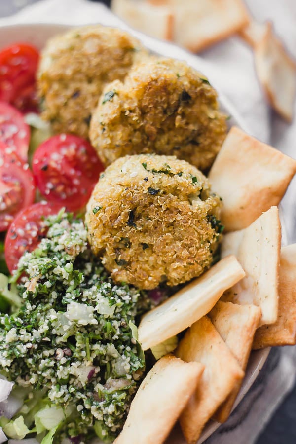 Baked Lemon Herb Quinoa Falafel: An easy, non-traditional falafel recipe that's full of flavor! Naturally vegan and gluten free, and perfect for topping grain bowls, salads, pita sandwiches, and more! || fooduzzi.com recipe #falafel #quinoa #vegan