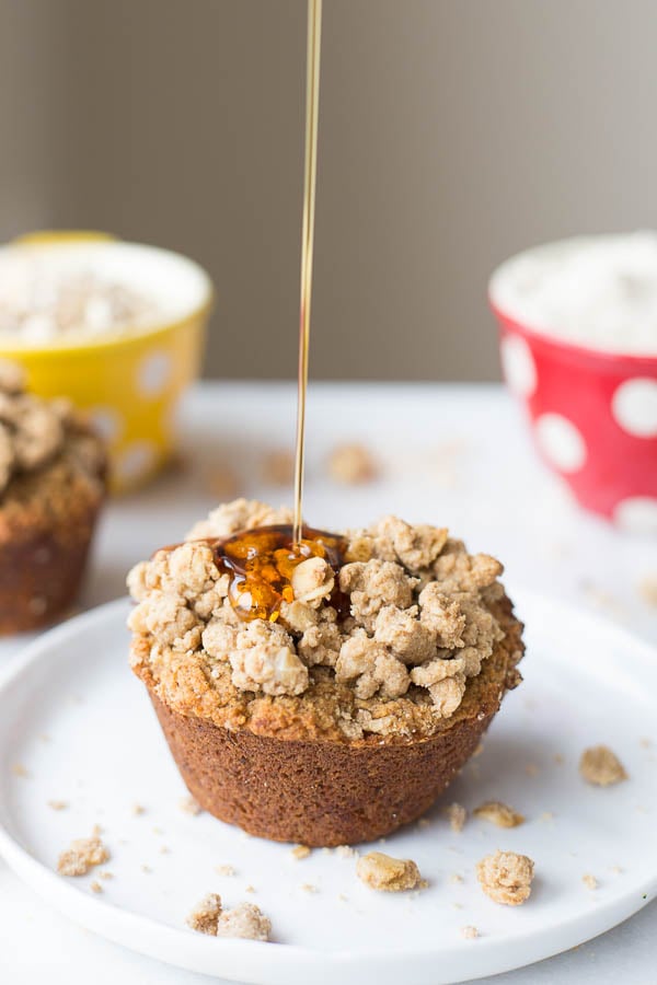 Banana Bread Carrot Cake Muffins: Get in your fruits and veggies in these gluten free, vegan, and healthy muffins! Topped with an addictive streusel! || fooduzzi.com recipe