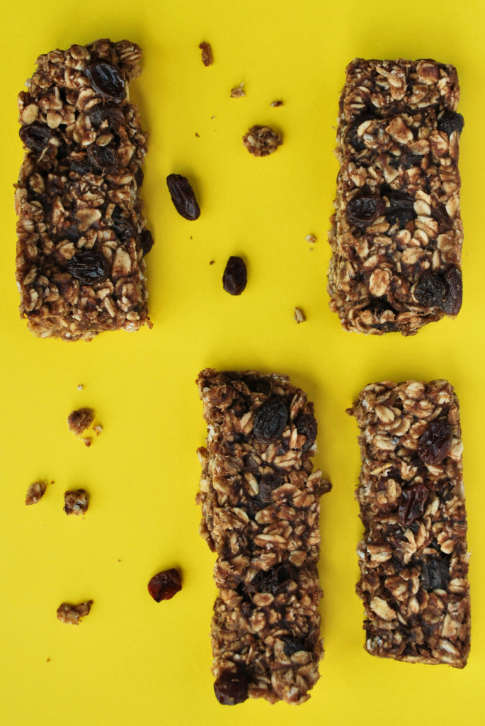 Banana Bread Granola Bars || fooduzzi.com