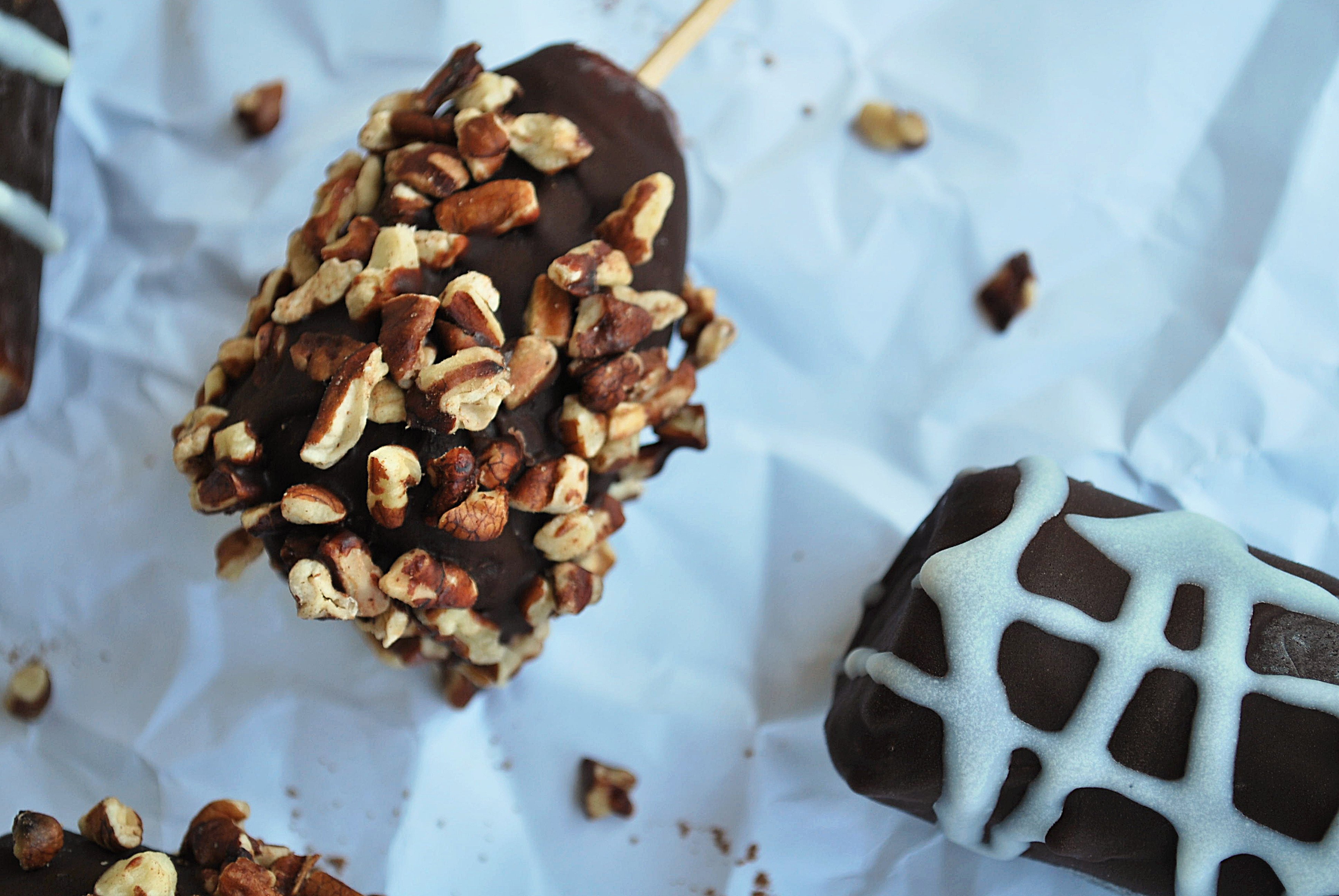 Frozen Banana Bites: A gluten free and vegan treat for those late-night summer Netflix parties, and a perfect dessert for any Arrested Development fan! || fooduzzi.com