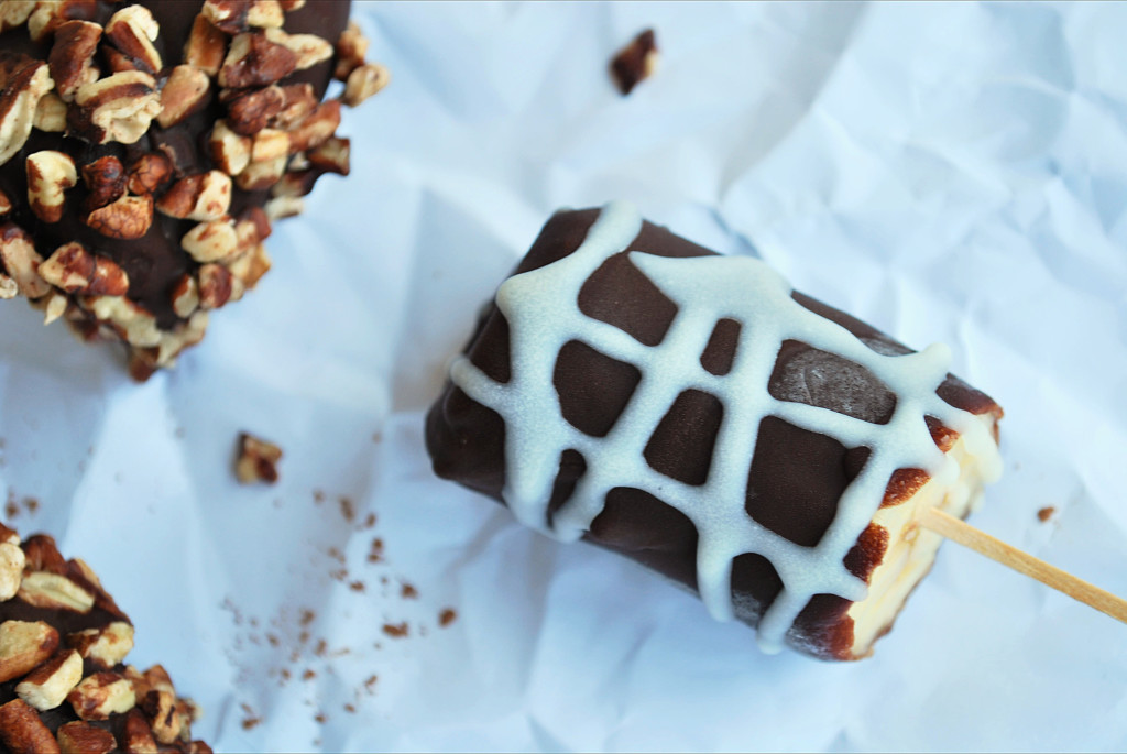 Frozen Banana Bites: A gluten free and vegan treat for those late-night summer Netflix parties, and a perfect dessert for any Arrested Development fan! || fooduzzi.com