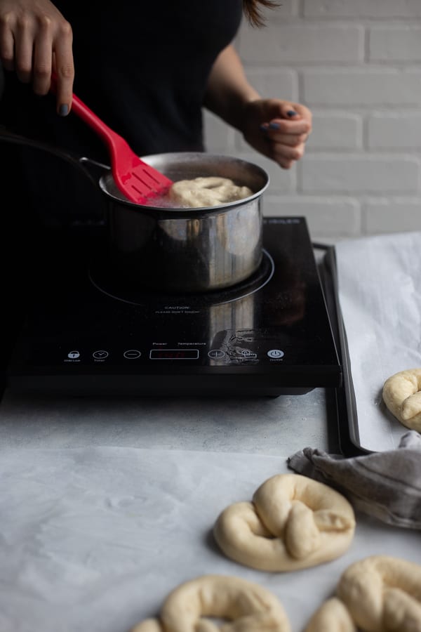 boiling soft pretzels in baking soda water for cinnamon crunch soft pretzels