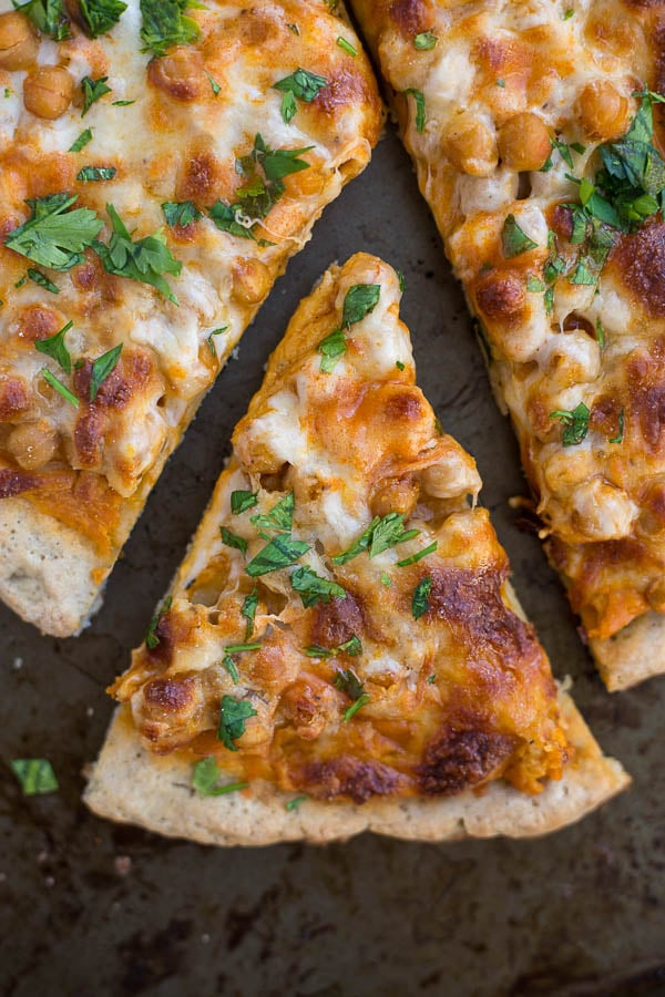 Buffalo Chickpea Pizza: a gluten free and vegetarian alternative to an all-time favorite pizza! The hot sauce-hummus sauce is not to be missed! Vegan option included. || fooduzzi.com recipe