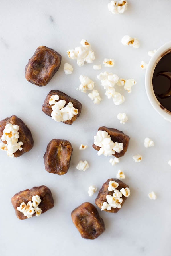 Chocolate Caramel Popcorn Chews: salty, sweet, gooey, and crunchy, these gluten free and vegan candies are simple and delicious! || fooduzzi.com recipe