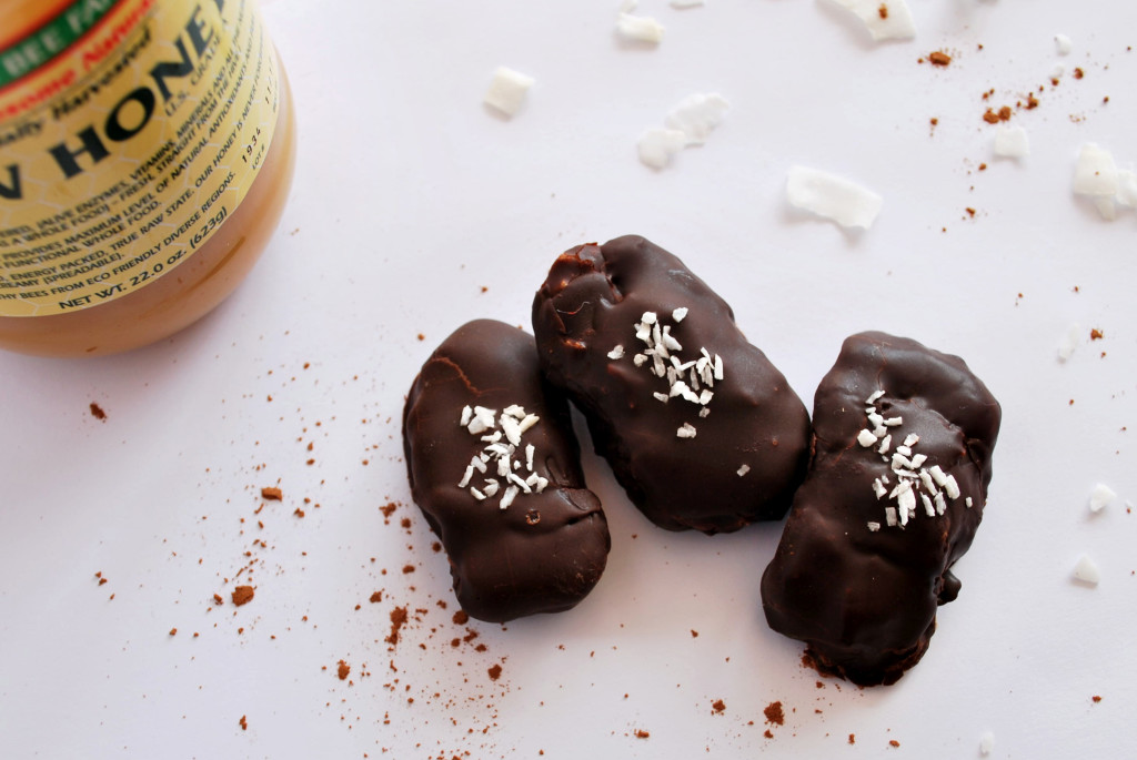 Whole Food Coconut Eggs: A healthier, gluten free, and paleo take on the classic Easter treat! || fooduzzi.com