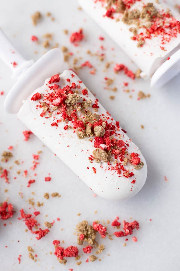 Coconut Strawberry Shortcake Popsicles: a Scooter Crunch copycat recipe! These gluten free and vegan popsicles are made from 7 healthy ingredients that'll keep you cool this summer! || fooduzzi.com recipe