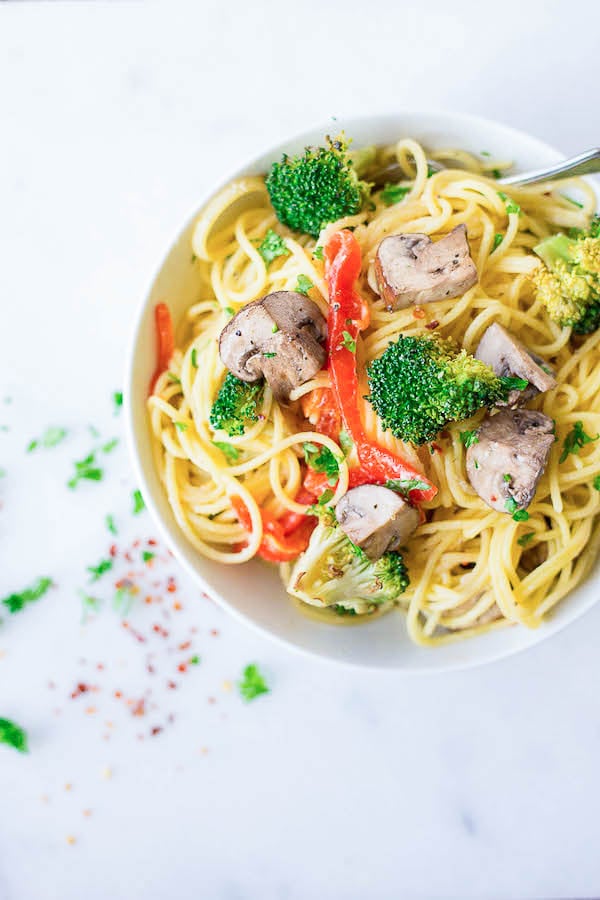 Creamy Lemon Hummus Pasta with Roasted Vegetables: A quick 20-minute meal that's gluten free, vegan, and healthy! || fooduzzi.com recipe