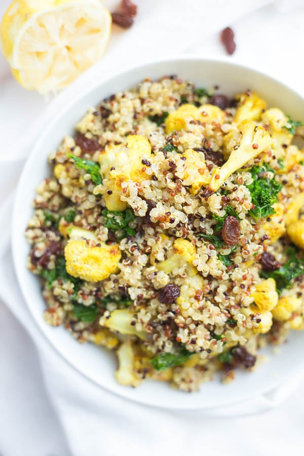 Curry Cauliflower & Kale Grain Salad: A comforting vegan and gluten free grain salad made with only 8 ingredients! Perfect for an on-the-go lunch! || fooduzzi.com recipe