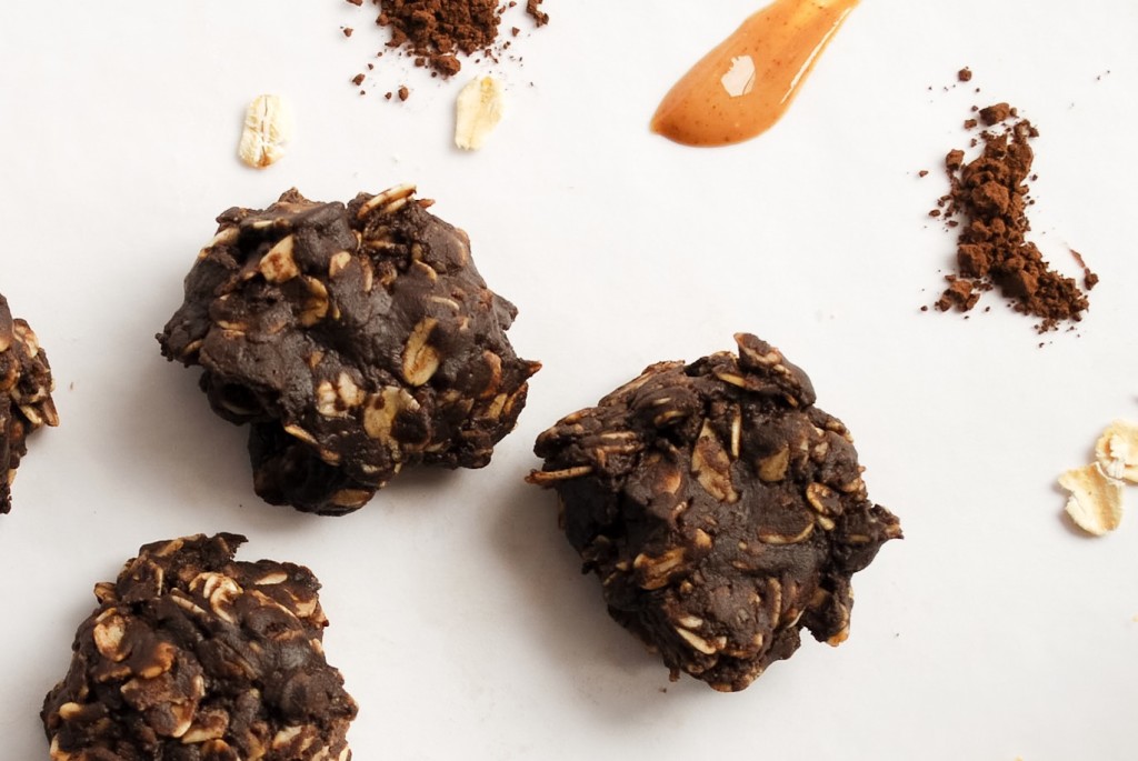 Whole Food No-Bake Cookies: So simple, so peanut buttery, and so addictive! These tasty gluten free and vegan treats take minutes to whip up and only seconds to devour! || fooduzzi.com