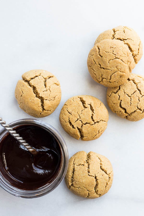 Espresso Cookies with Chocolate Frosting: Put a little pep in your cookie! These gluten free, vegan, and refined sugar-free cookies melt in your mouth, and the chocolate frosting is super thick and creamy! || fooduzzi.com recipe