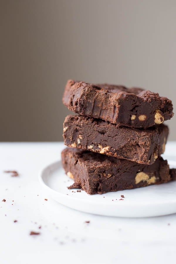 Super Rich & Fudgy Gluten Free Brownies: Calling all chocolate-lovers! This gluten free brownie is made from healthy, whole food ingredients, and requires only one bowl! Vegan option included! || fooduzzi.com recipe
