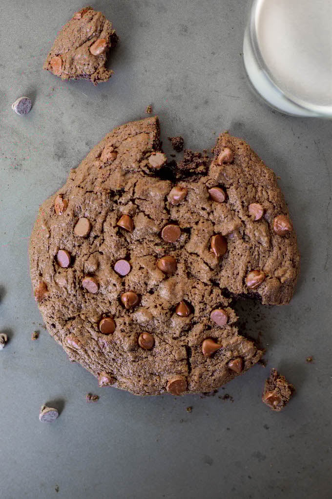 Giant Gluten Free Brownie Cookie for Two: A seriously rich and decadent chocolate cookie that tastes like a brownie! It's vegan, healthy, and perfectly portioned for two! Great for date night! || fooduzzi.com recipe