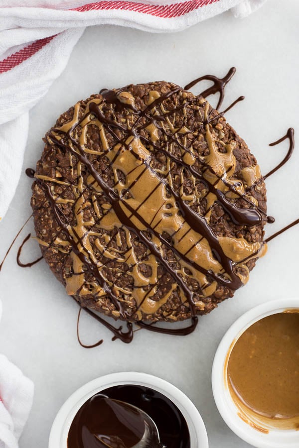 Giant Vegan No Bake Cookie: a 5 ingredient cookie that's perfect for sharing! Made naturally gluten free and vegan from healthy ingredients like oats, peanut butter, and coconut oil! || fooduzzi.com recipe