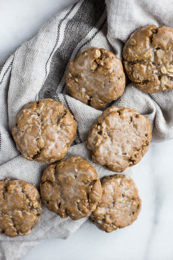 Vegan Glazed Molasses Oatmeal Cookies: Soft and chewy oatmeal molasses cookies are made gluten free and vegan! Ready in less than 30 minutes, so they're the perfect healthy holiday cookie! || fooduzzi.com recipe