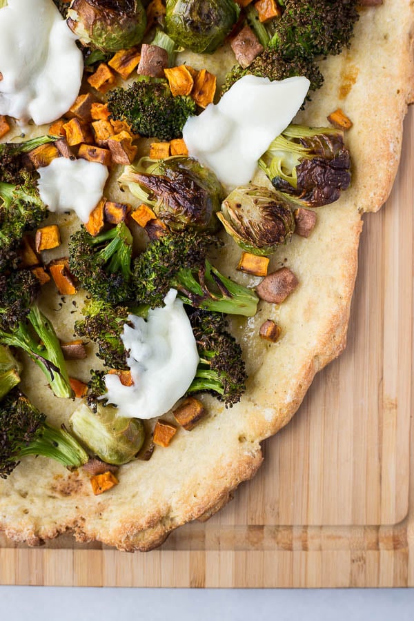 Garlic Bread Pizza with Roasted Vegetables: this gluten free and vegetarian homemade pizza is topped with roasted vegetables, garlic, and cheese! Easily made vegan! || fooduzzi.com recipe