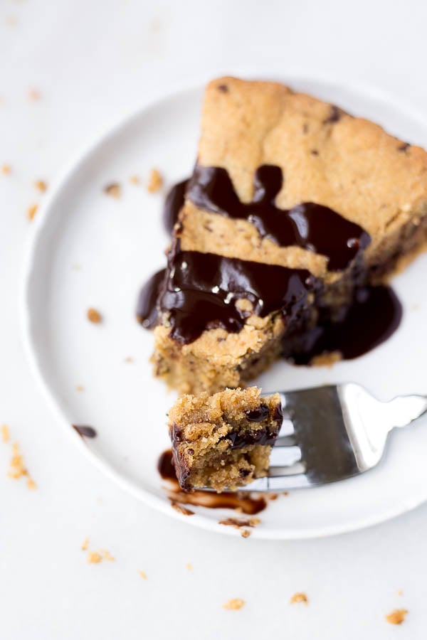 Gluten Free Vegan Cookie Cake: a rich and chewy cookie cake that's refined sugar-free and made with good-for-you ingredients. Tastes just like the cookie cake you buy at the bakery! || fooduzzi.com recipes