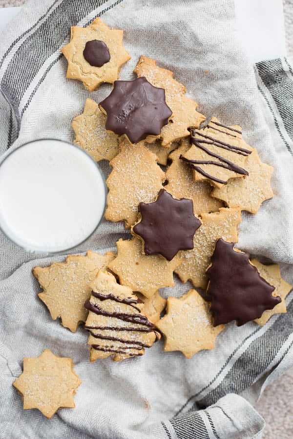 Peanut Butter Cut-Out Sugar Cookies (vegan & gluten free): These vegan & gluten free cut-out sugar cookies are perfect for the holidays! They're packed with nut butter flavor and super soft and chewy! Made with almond flour and coconut flour. || fooduzzi.com recipe
