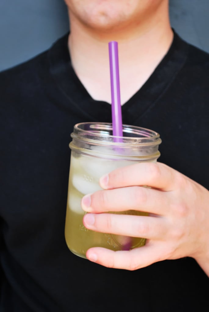 Green Tea Arnold Palmer: A refreshing and naturally-sweetened summertime drink is only three ingredients away! || fooduzzi.com