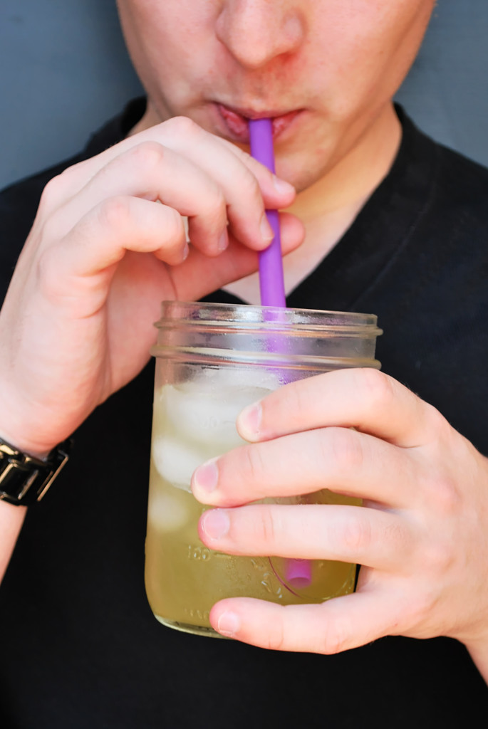 Green Tea Arnold Palmer: A refreshing and naturally-sweetened summertime drink is only three ingredients away! || fooduzzi.com