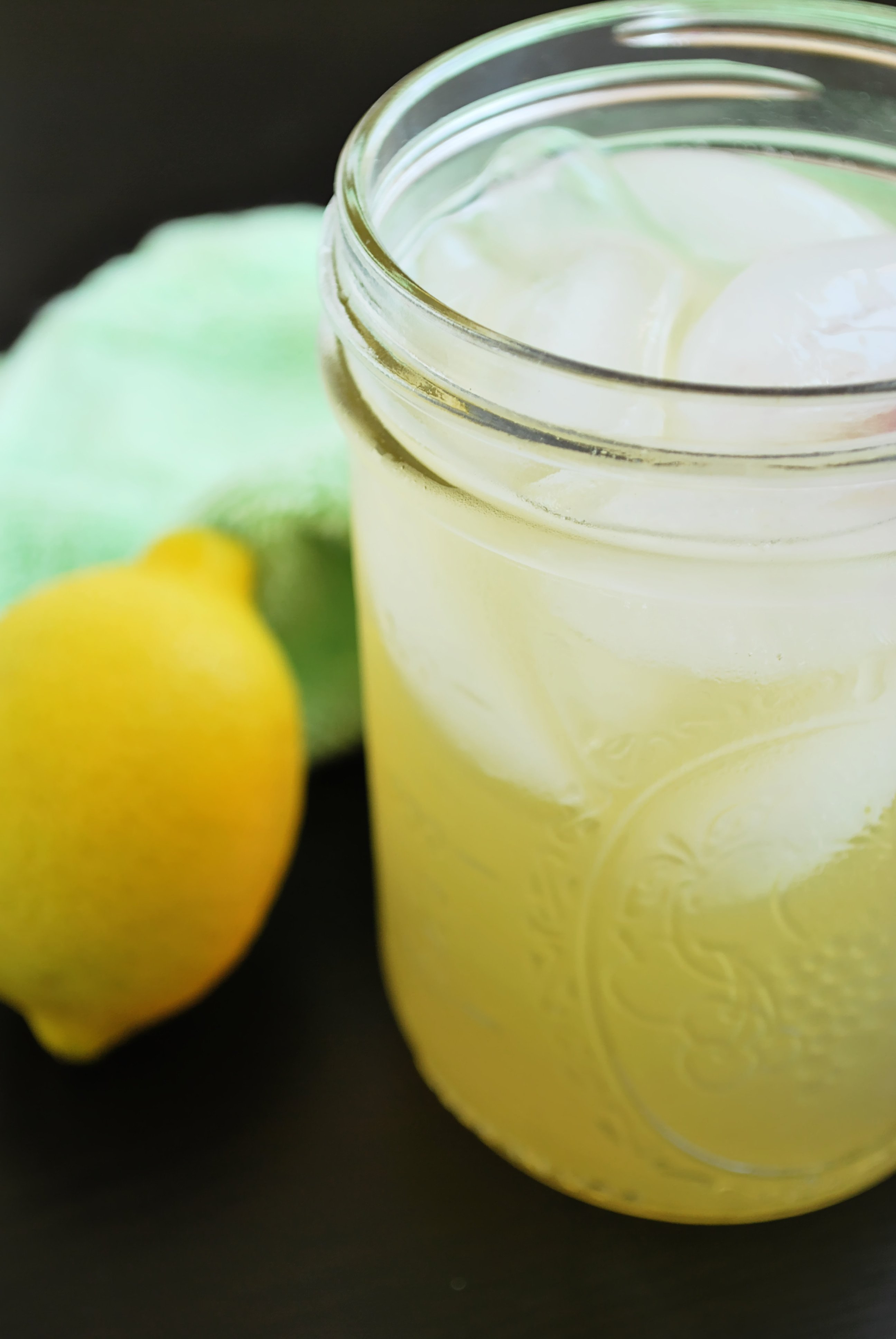 Green Tea Arnold Palmer: A refreshing and naturally-sweetened summertime drink is only three ingredients away! || fooduzzi.com