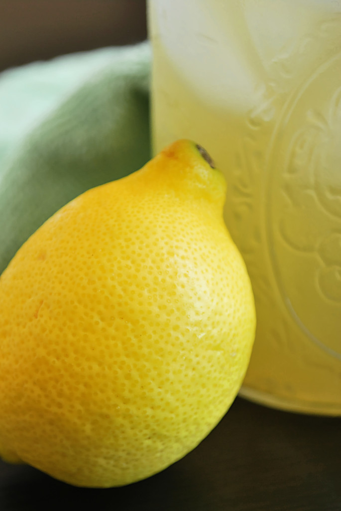 Green Tea Arnold Palmer: A refreshing and naturally-sweetened summertime drink is only three ingredients away! || fooduzzi.com