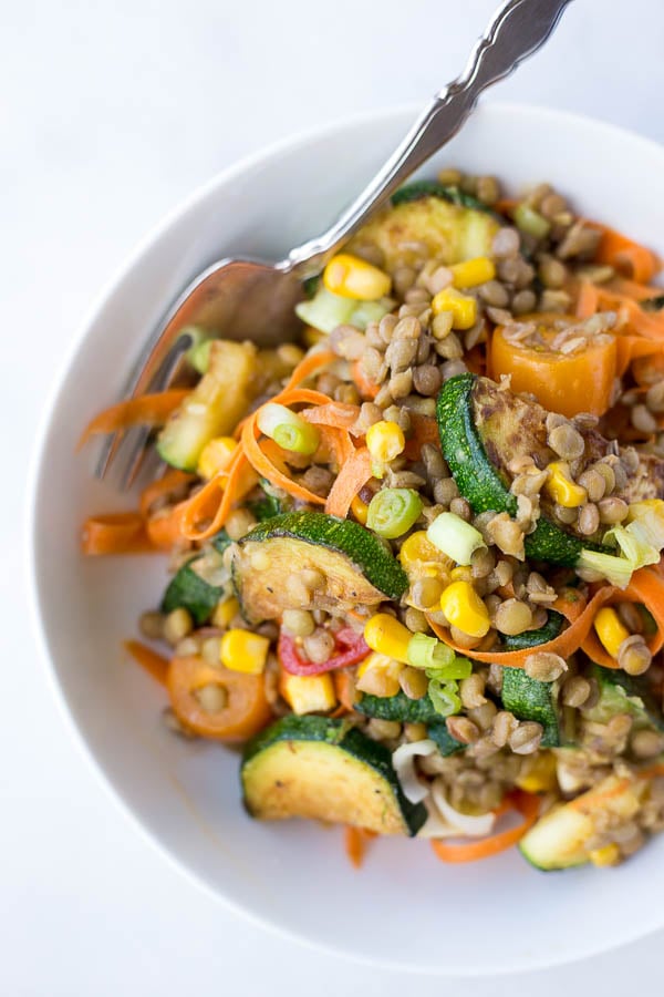 Honey Mustard Lentil Vegetable Salad: full of healthy vegan and gluten free ingredients! The perfect easy plant-based entree for summer! || fooduzzi.com recipe