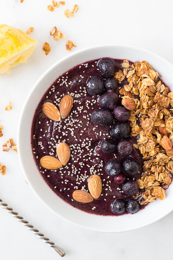 Lemon Blueberry Smoothie Bowl: A quick and easy smoothie bowl recipe that's gluten free, vegan, and healthy! It only requires a few ingredients, and it's topped with chia seeds, almonds, and a lemon chia seed granola! || fooduzzi.com recipe