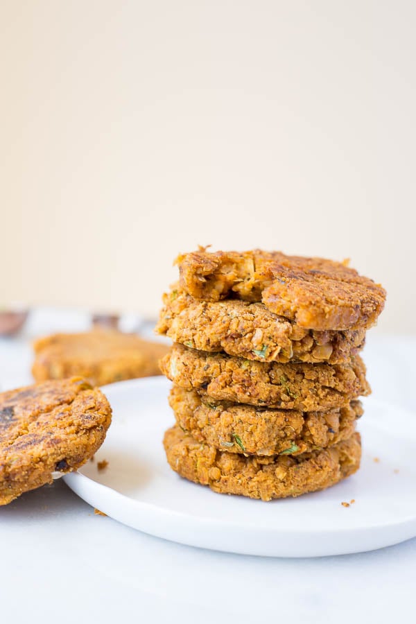 Mexican Falafel: These gluten free and vegan homemade falafel are baked until crispy and full of fresh flavors! Perfect for a Meatless Monday dinner! || fooduzzi.com recipe