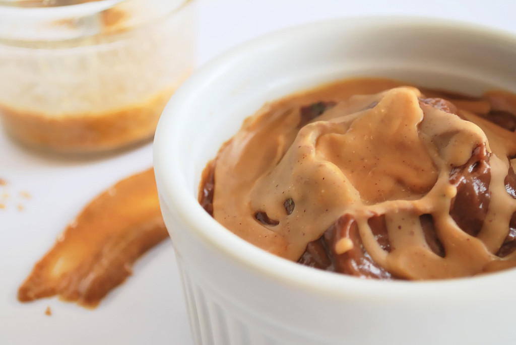 Peanut Butter Magic Shell: This childhood favorite ice cream topper is made with only two whole food, gluten free, and vegan ingredients! Summer never tasted so sweet! || fooduzzi.com