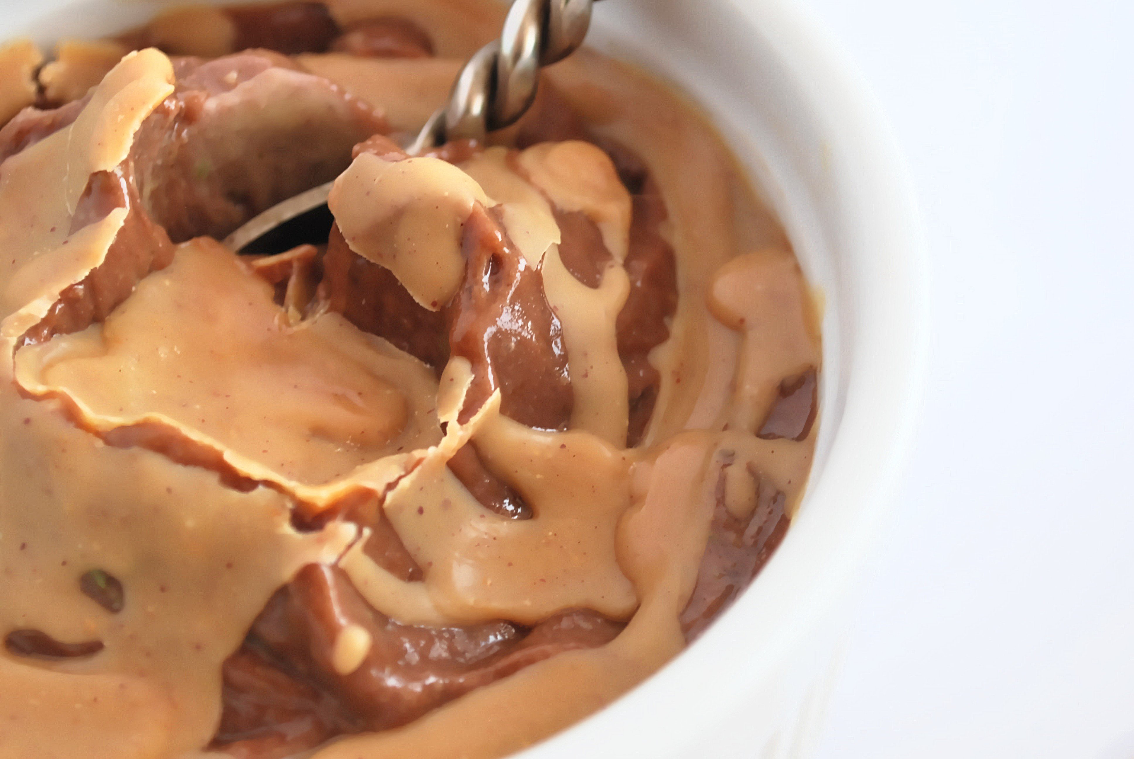 Peanut Butter Magic Shell: This childhood favorite ice cream topper is made with only two whole food, gluten free, and vegan ingredients! Summer never tasted so sweet! || fooduzzi.com