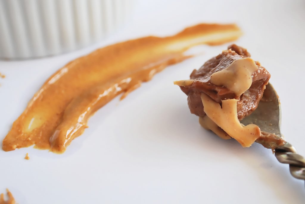 Peanut Butter Magic Shell: This childhood favorite ice cream topper is made with only two whole food, gluten free, and vegan ingredients! Summer never tasted so sweet! || fooduzzi.com