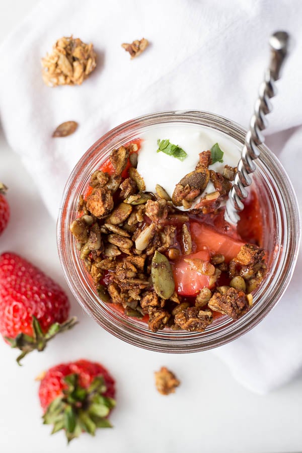 No-Bake Strawberry Crumble: An easy, vegan, and gluten free crumble full of fresh fruit and chia seeds! Requires only 5 ingredients! || fooduzzi.com recipe