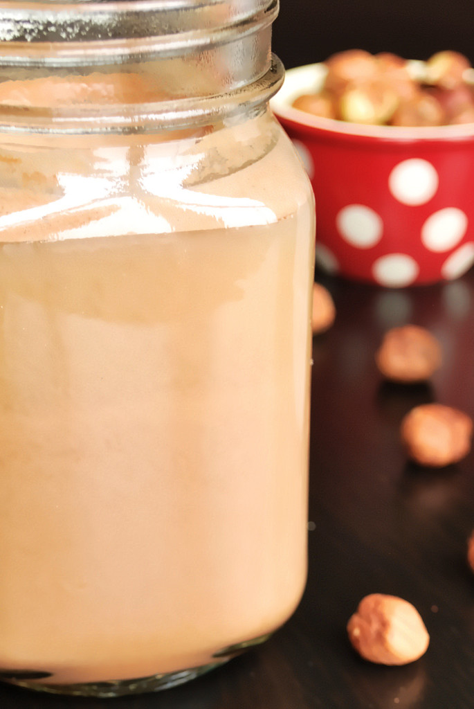 Nutella Milk: An ultra-creamy, five ingredient homemade hazelnut milk that tastes just like Nutella! This gluten free, vegan, and paleo recipe is perfect for breakfast! || fooduzzi.com