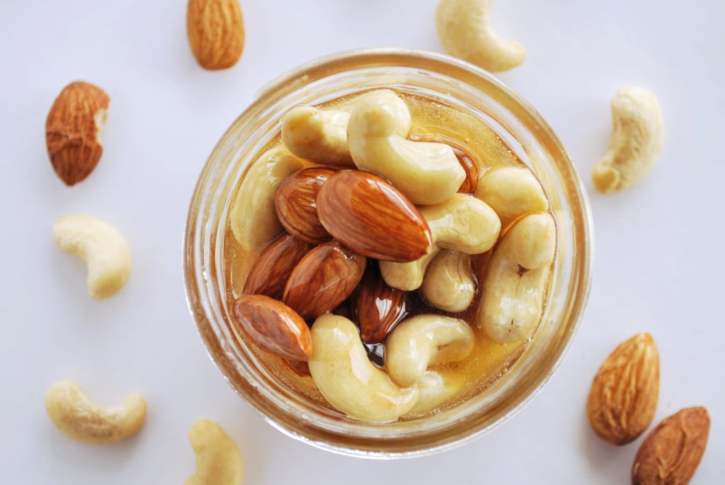 Nuts in Honey: A whole food, gluten free, and vegetarian gift with so many uses! Poured on ice cream, swirled through yogurt, or spread on pancakes, these Nuts in Honey are pure perfection! || fooduzzi.com