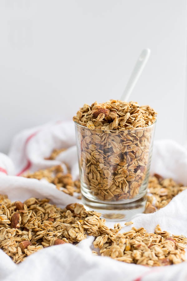 Addictive Orange Cinnamon Granola: A sweet and citrusy granola that's filled with chia seeds, almonds, and rolled oats. A wholesome vegan and gluten free breakfast or snack! || fooduzzi.com recipe