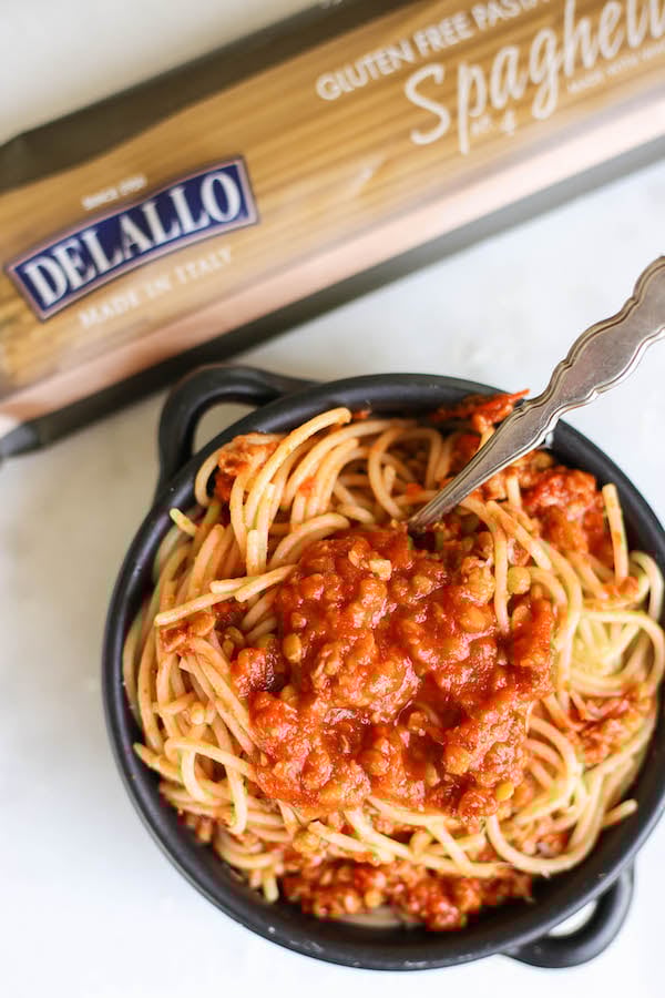 Pasta with Vegan Meat Sauce: Serious comfort food, wrapped in a gluten free, vegan, and vegetarian package! This meatless meat sauce requires only 5 healthy ingredients! || fooduzzi.com recipes