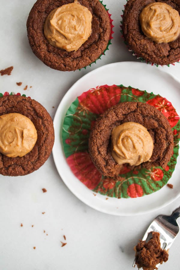 Peanut Butter Cup Muffins: A chocolate-peanut butter breakfast treat that's gluten free, vegan, refined sugar-free, and healthy! Seriously simple and delicious! || fooduzzi.com recipes