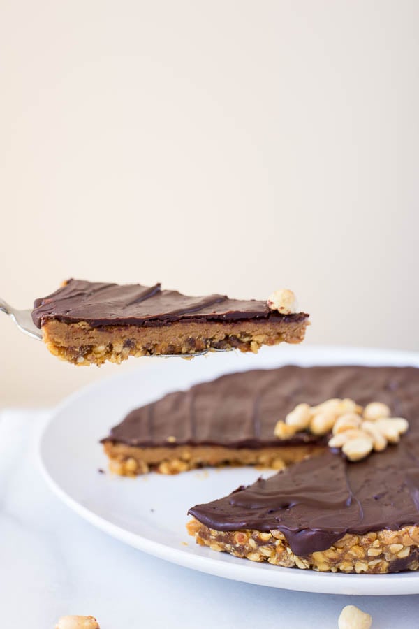 Peanut Butter Cup Tart: An easy, no-bake, gluten free, and vegan dessert that tastes like a Reese's Peanut Butter Cup! Only 7 ingredients are required for this healthy recipe! || fooduzzi.com recipe