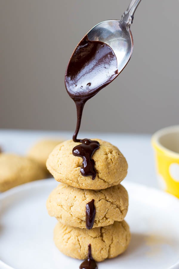Peanut Butter Stuffed Cookies with Fudge Sauce: these gluten free and vegan cookies are the softest, chewiest peanut butter cookies you'll ever have! They're stuffed with even more peanut butter and served with a healthy homemade fudge sauce! || fooduzzi.com recipe