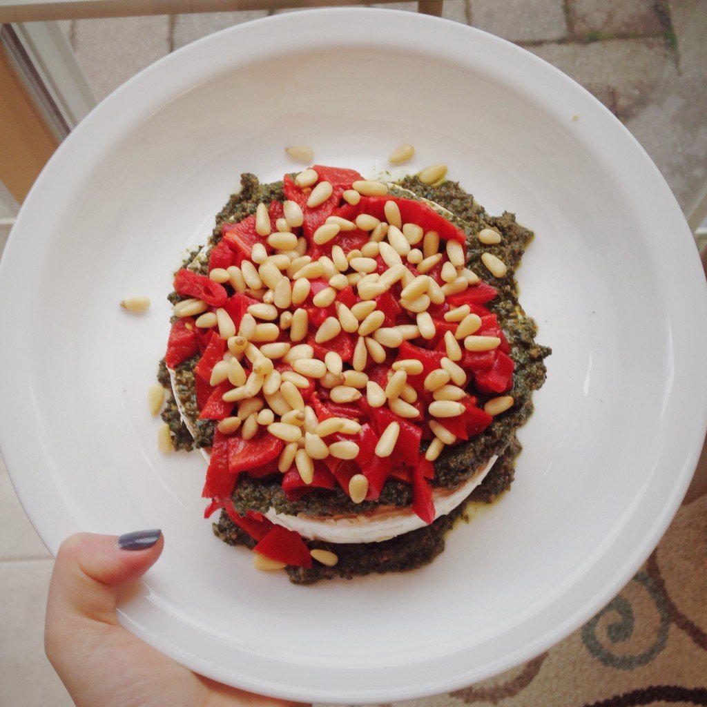 Pesto Brie: a gooey, creamy appetizer ready to impress your guests in less than 30 minutes! || fooduzzi.com