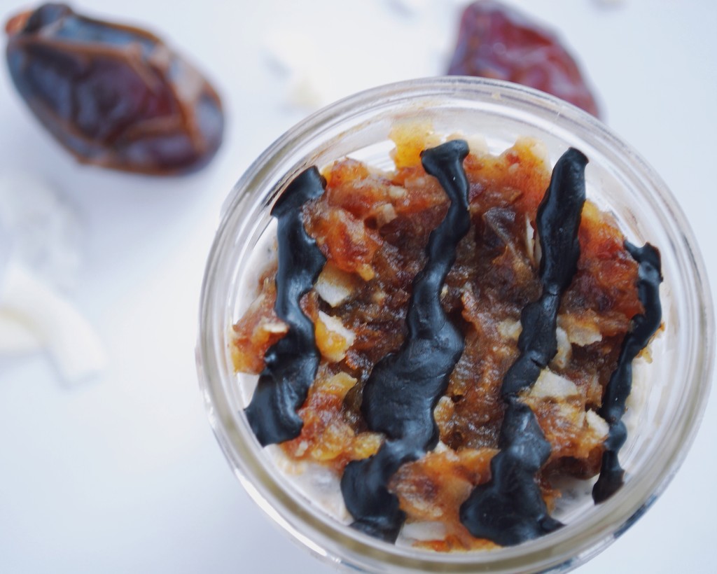 Samoa Overnight Oats: Craving those pesky Girl Scout cookies? Stay on track with this healthy, gluten free, vegan, Samoa-inspired breakfast! || www.fooduzzi.com