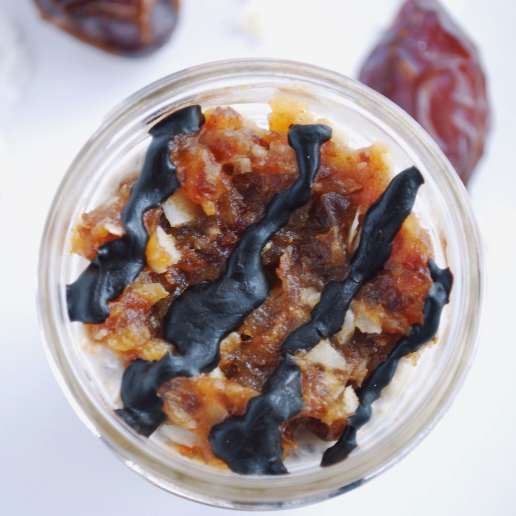 Samoa Overnight Oats: Craving those pesky Girl Scout cookies? Stay on track with this healthy, gluten free, vegan, Samoa-inspired breakfast! || www.fooduzzi.com