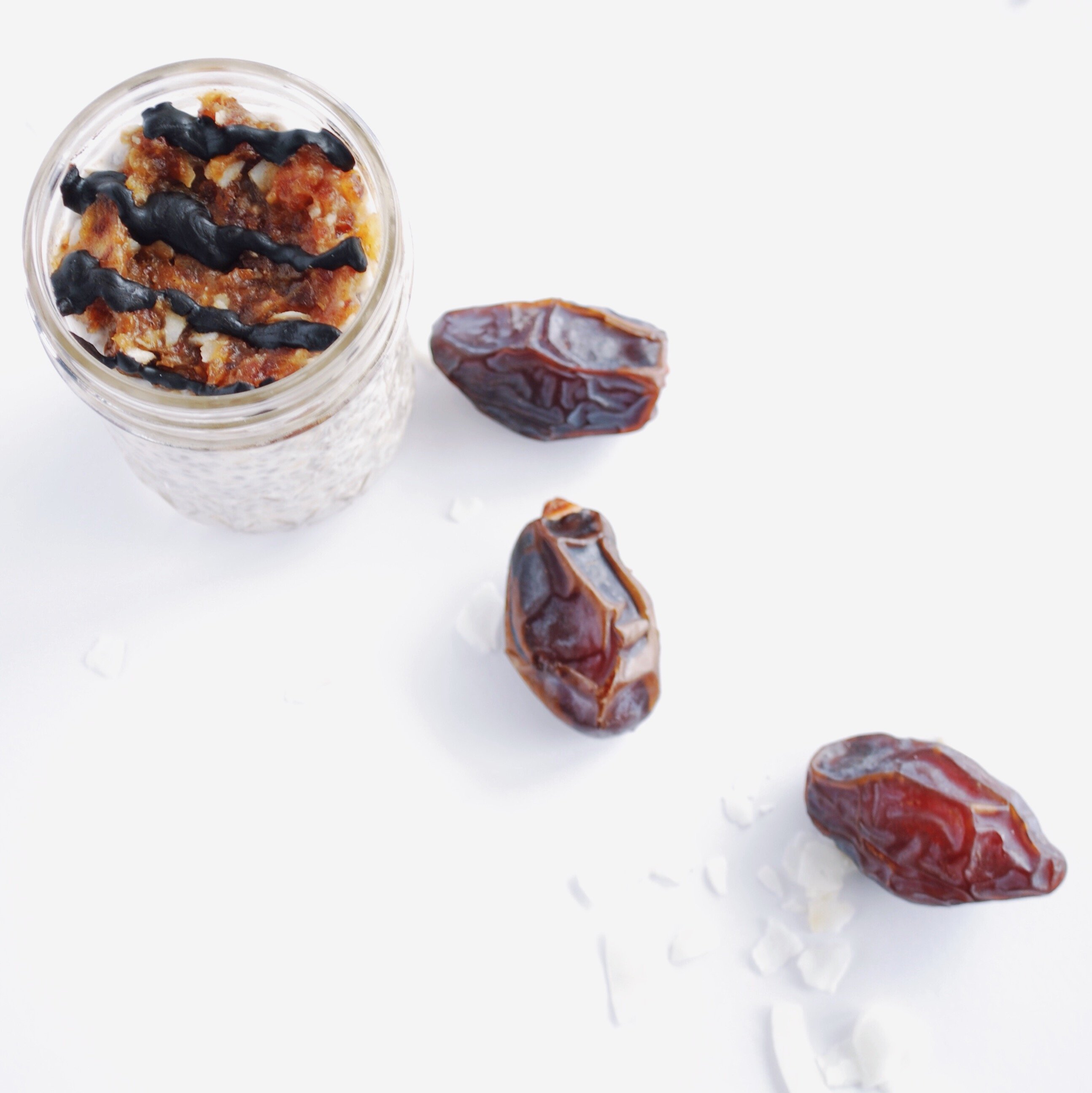 Samoa Overnight Oats: Craving those pesky Girl Scout cookies? Stay on track with this healthy, gluten free, vegan, Samoa-inspired breakfast! || www.fooduzzi.com