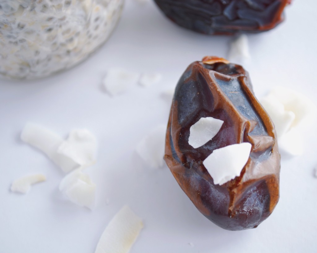 Samoa Overnight Oats: Craving those pesky Girl Scout cookies? Stay on track with this healthy, gluten free, vegan, Samoa-inspired breakfast! || www.fooduzzi.com